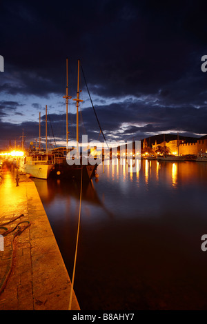 Front de Trogir, Croatie, Dalmatie nuit Banque D'Images