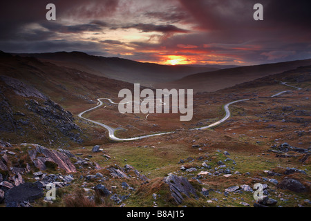 La route sur la Healy Pass à l'aube, Caha Montagnes, Péninsule de Beara, Co Cork, Ireland Banque D'Images