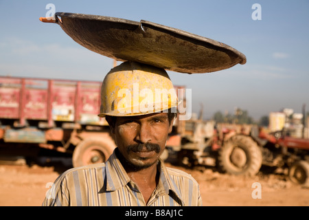 Un homme travaille sur un site de construction à Bangalore, Inde. Banque D'Images