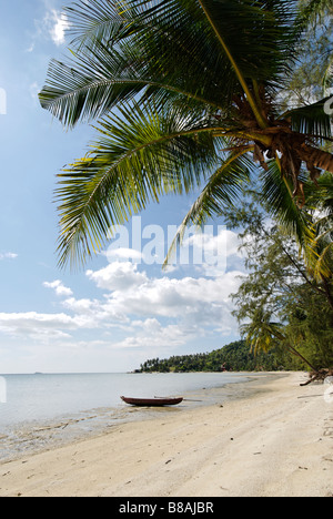 Plage tropicale déserte avec bateau de pêche Ao Nai Wok Beach sur l'île de Thaïlande Koh & Banque D'Images