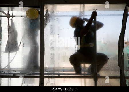 Les hommes travaillent sur un échafaudage sur un chantier de construction à Bangalore, Inde Banque D'Images