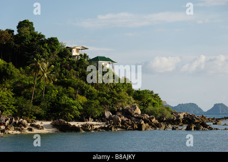 Cabines de plage en bois avec vue sur la mer à Haad Son Cove sur l'île de Thaïlande Koh & Banque D'Images