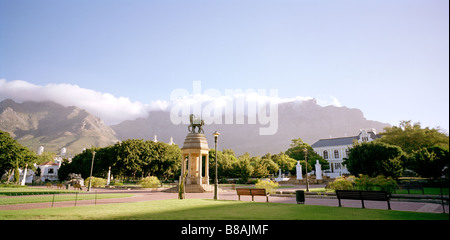 Les jardins de la compagnie et la montagne de la table au Cap en Afrique du Sud, en Afrique sub-saharienne. Vue panoramique de l'Afrique de l'apartheid colonial sérénité voyage au coucher du soleil Banque D'Images