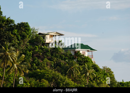 Cabines de plage en bois avec vue sur la mer à Haad Son Cove sur l'île de Thaïlande Koh & Banque D'Images