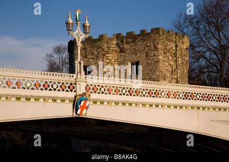 L'Lendal Bridge à York, en Angleterre. Le pont traverse la rivière Ouse à côté du quatorzième siècle Lendal Tower. Banque D'Images