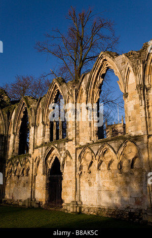 Les ruines de l'abbaye de St Mary's, datant de 1088, se trouve dans le centre de York en Angleterre. Banque D'Images