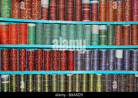 Bracelets colorés pour l'affichage dans un shop, Jejuri, Maharashtra, Inde. Banque D'Images