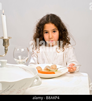 Jwish girl eating a matzo ball soupe dans pâque Banque D'Images