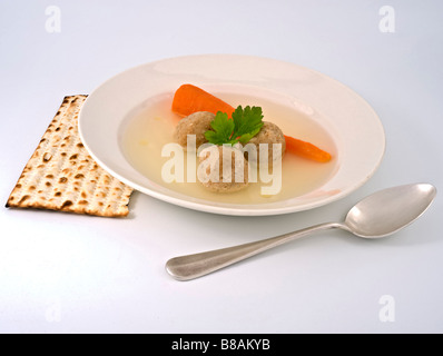 Matzo ball pâque traditionnelle soupe avec spérone et matza Banque D'Images