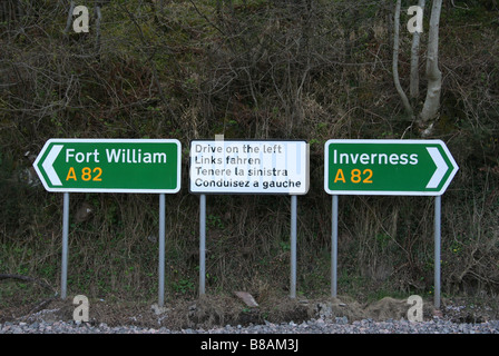 Lecteur multilingue sur la gauche signe sur A82 dans la région de Highlands écossais Mai 2006 Banque D'Images