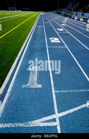 Une piste de course bleu à un hight school Banque D'Images