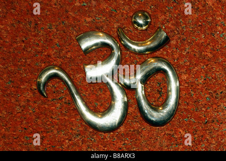 Om, un symbole sacré, dans un temple près de Akluj, Maharashtra, Inde. Banque D'Images