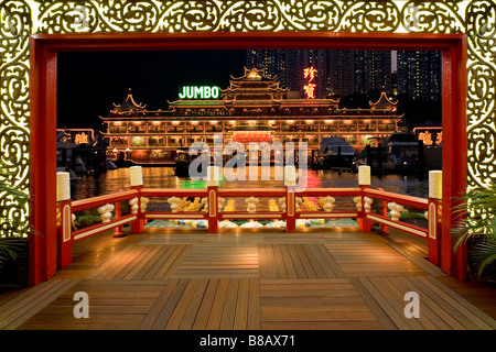 Restaurant flottant dans le port d'Aberdeen à Hong Kong Banque D'Images