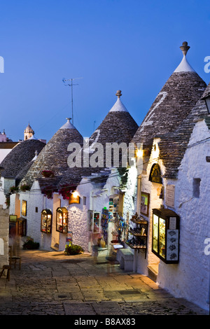 Trulli à Alberobello Puglia Italie au crépuscule Banque D'Images