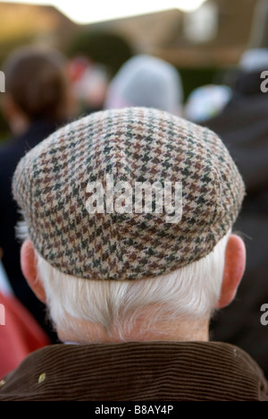 Close up of old man avec tweed classique télévision cap coiffure et enduire Banque D'Images