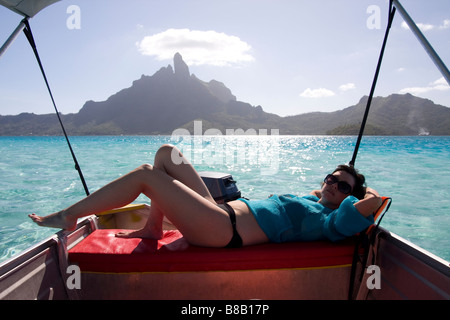 Femme en voile à Bora Bora Lagoon Banque D'Images