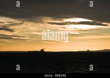 dh SCAPAS FLOW ORKNEY pétroliers superpétroliers navires pétroliers amarrés coucher de soleil ecosse pétroliers navires-citernes Banque D'Images