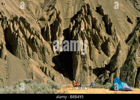 Camping Domaine de la rivière Chilcotin, Hoodoos, près de Farewell Canyon, British Columbia, Canada Banque D'Images