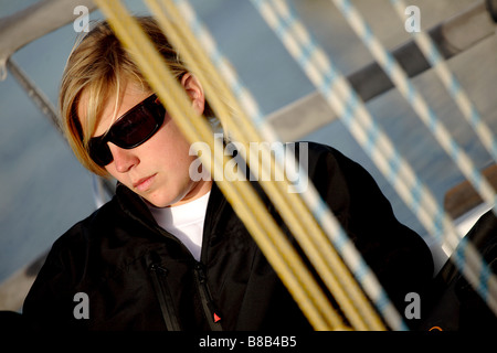 Les jeunes femmes de 20 à 25 ans européens un yacht à voile. L'image est en couleur au format paysage. Il comprend le montage des cordes et yachts Banque D'Images