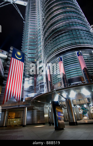 La Malaisie Petronas Twin Towers illuminé illuminé la nuit le centre ville de Kuala Lumpur KLCC Jalam Ampang Banque D'Images