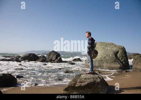 L'homme au Mile Rock Beach, Lands End, aire de loisirs nationale du Golden Gate, San Francisco, California, USA Banque D'Images