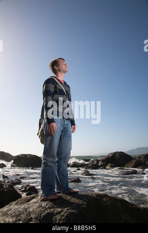 L'homme au Mile Rock Beach, Lands End, aire de loisirs nationale du Golden Gate, San Francisco, California, USA Banque D'Images