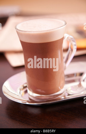 Café Latte dans verre Banque D'Images