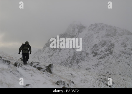 WALKER HILL BEINN ASCENDANT NARNAIN MUNRO AVEC LA NEIGE COUVERTS CORDONNIER BEN ARTHUR DERRIÈRE Banque D'Images