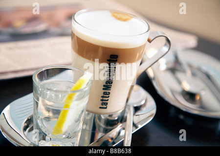 Café Latte Macchiato en verre sur une table Banque D'Images