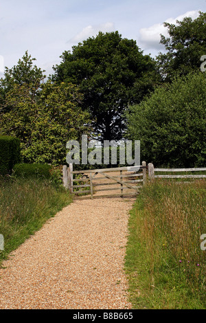 Un BAR CINQ GATE SUR UN SENTIER DANS LA CAMPAGNE ANGLAISE. Banque D'Images