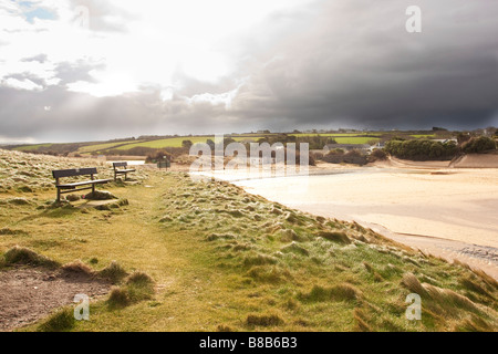 La lumière du soleil sur une plage avec approche de l'orage nuages Banque D'Images
