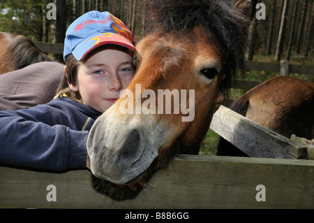 Jeune garçon avec wild Pony Gotlandsruss à Lojsta moor à Gotland, Suède, mai 2008 Banque D'Images