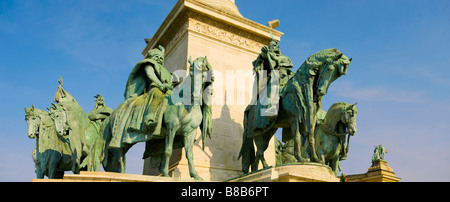 Des statues du début des chefs de tribus. Place des Héros de Budapest, Hongrie. Banque D'Images