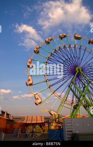 County Fair manèges Grande Roue Banque D'Images