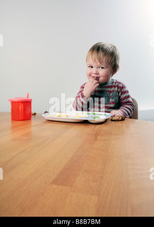 Baby Boy de manger à table (avec signé modèle libération - disponible pour un usage commercial) Banque D'Images