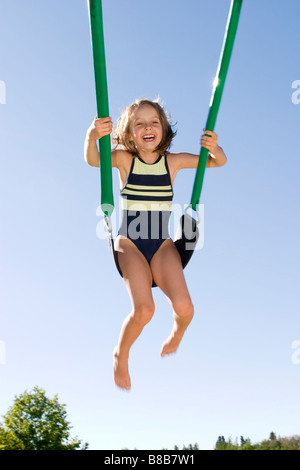 Girl - 6 ans sur la balançoire dans le parc, Winnipeg, Canada Banque D'Images