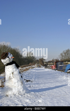 Bonhomme de neige sur un chemin de halage Banque D'Images