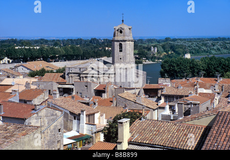 Vue sur les toits d'Arles et la commanderie des chevaliers de Malte, de l'amphithéâtre romain, Arles, Provence, France Banque D'Images