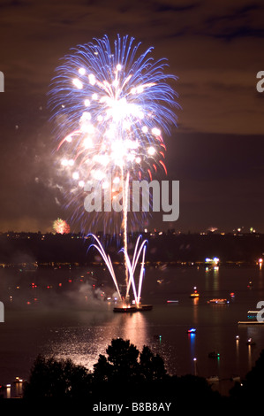 Feu d'artifice juillet 4ème baie de lancement Tacoma Washington Banque D'Images