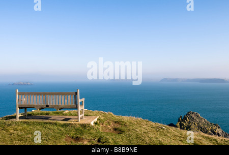 Banc en bois avec vue sur la mer à Trevose Head, Padstow, North Cornwall, UK Banque D'Images