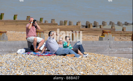 Une famille assis sur Eastourne plage en regardant 21-07-2013 2008 meeting aérien. Photo par Jim Holden. Banque D'Images