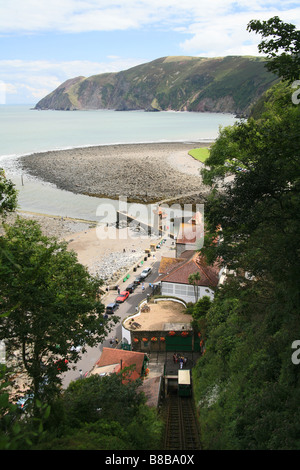 Vue de la tour sur le port rhénan de Lynmouth cliff de la voie à Lynton. Point d'avant-pays dans la distance, Devon, England, UK Banque D'Images