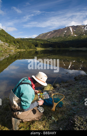 Pêcheur à la mouche, Silvern Lake, Smithers, Colombie-Britannique Banque D'Images