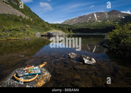 Les engins de pêche à la mouche Rock, Silvern Lake, Smithers, Colombie-Britannique Banque D'Images