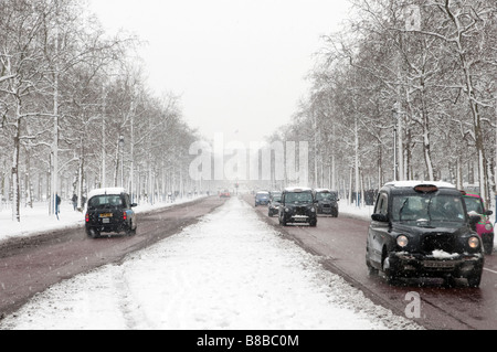 Les taxis sur le Mall dans la neige London England UK Banque D'Images