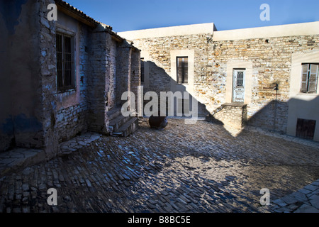 Village de Lefkara petit square au coucher du soleil. La région de Lefkara, sud de Chypre. Banque D'Images