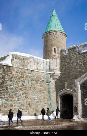 Porte Saint Jean gate dans la vieille ville fortifiée de la ville de Québec Banque D'Images