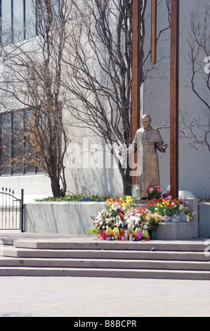 Bougies fleurs autour de statue le Pape Jean-Paul II, Stanislaus-St St Casimir's Credit Union, Roncesvalles Village, Toronto,Ontario Banque D'Images