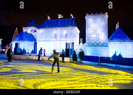 Les gens danser au palais de glace du carnaval d'hiver le Vieux-Québec Banque D'Images