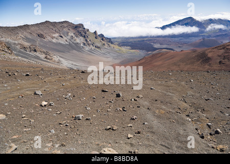 Une vue plongeante du haut de la vallée dans le cratère de Haleakala avec Hanakauhi pic dans la distance et la nébulosité ci-dessous dans le Banque D'Images